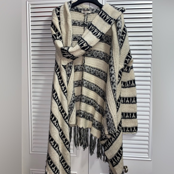 Womens Knit Beige and Black Cardigan with Tassel bottom - Picture 4 of 6